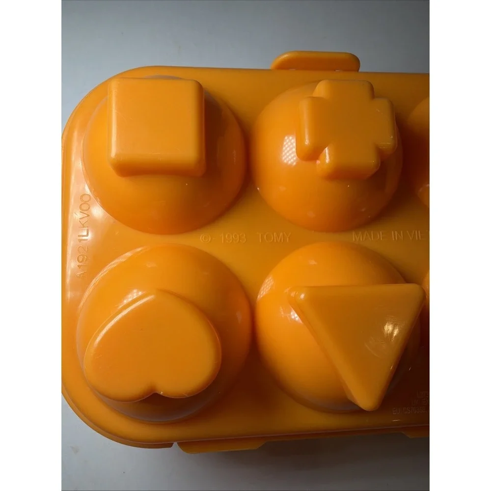 Vintage 1993 Tomy HIDE & SQUEAK EGGS Shape Color Sorting with Chicks Inside Toy
